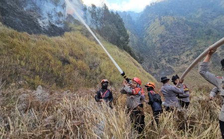 Polres Probolinggo dan Tim Gabungan Jinakkan Titik Api di Kawasan JLKT Bromo