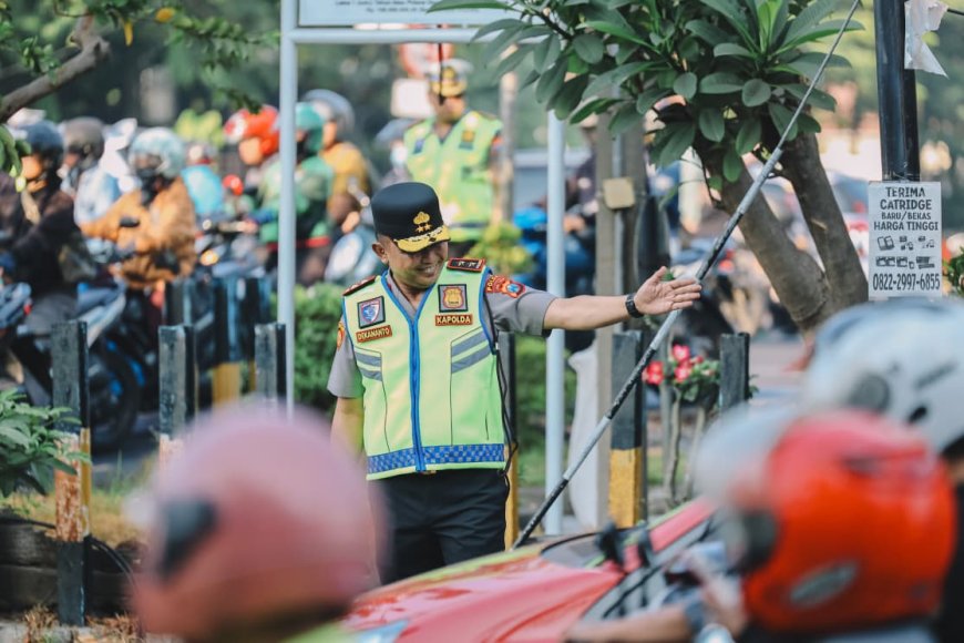 Kapolda Jatim Turun Langsung Pantau Pelayanan Lalu Lintas di Surabaya
